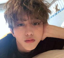 娱乐爆料圈黄明昊简介图片,娱乐爆料圈的闪耀新星